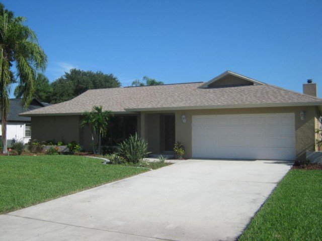 3-bed single family at 2113 LOCHMOOR CIR, Lee County FL — foreclosure auction