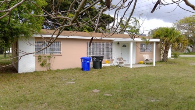 4-bed single family at 321 LOUISE AVE, Lee County FL — foreclosure auction