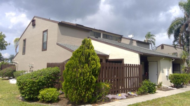 2-bed single family at 8913 SOMERSET BLVD, Lee County FL — foreclosure auction