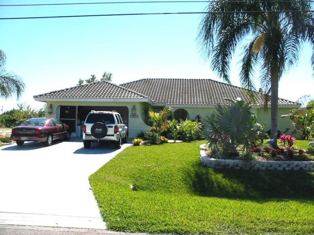 3-bed single family at 1022 SE 20TH ST, Lee County FL — foreclosure auction