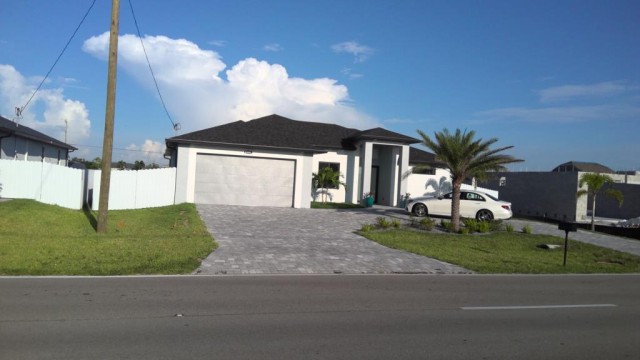 3-bed single family at 404 CHIQUITA BLVD N, Lee County FL — foreclosure auction