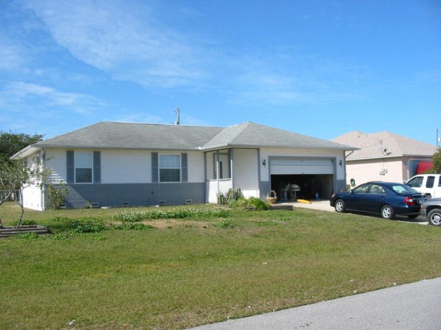 3-bed single family at 818 SW 8TH CT, Lee County FL — foreclosure auction