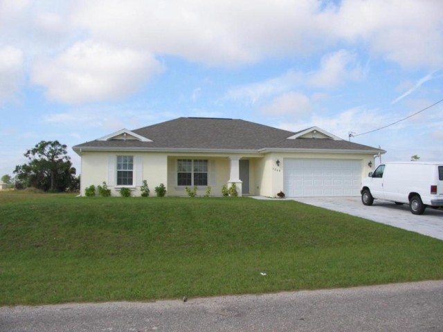 3-bed single family at 3208 NE 14TH CT, Lee County FL — foreclosure auction